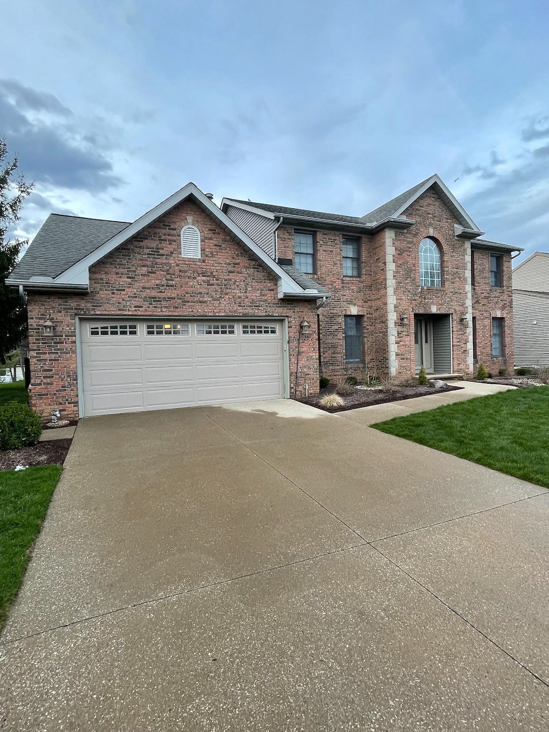 Strongsville Driveway Cleaning That Resets the Entire Property